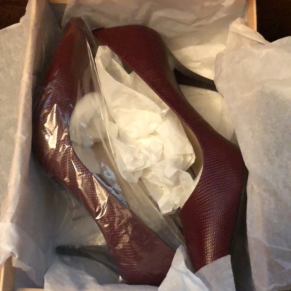 NIB Michael Kors  8.5M embossed leather pumps burgundy - Picture 3 of 7